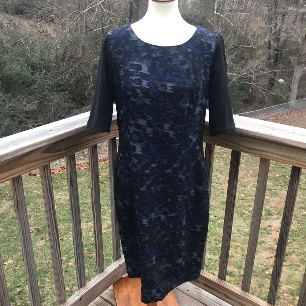 Tahari short sleeve blue patterned front dress